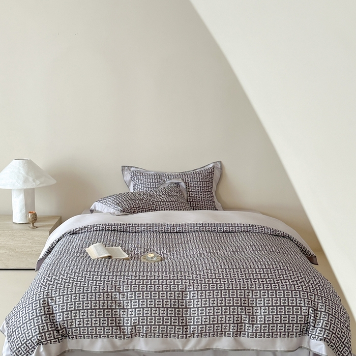 91家纺网 家纺一手货源 找家纺 赫帛 2025新款60s数码印花天丝棉四件套-字母F 字母F-紫灰色