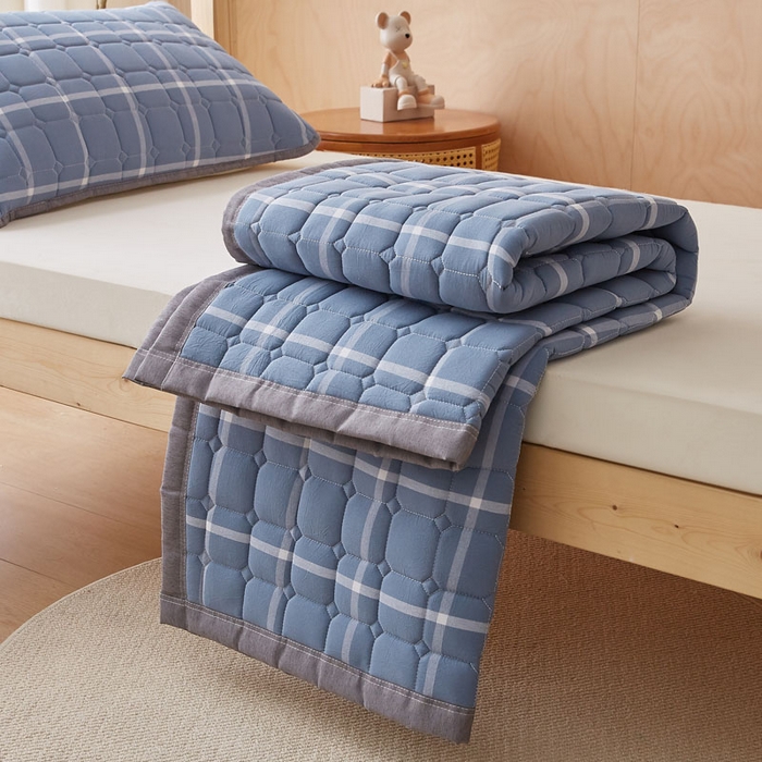 91家纺网 家纺一手货源 找家纺 暖季家纺 2025新款A类水洗棉学生絮叠床护垫 絮叠床护垫-兰灰中格