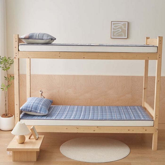 91家纺网 家纺一手货源 找家纺 暖季家纺 2025新款A类水洗棉学生絮叠床护垫 絮叠床护垫-兰灰中格