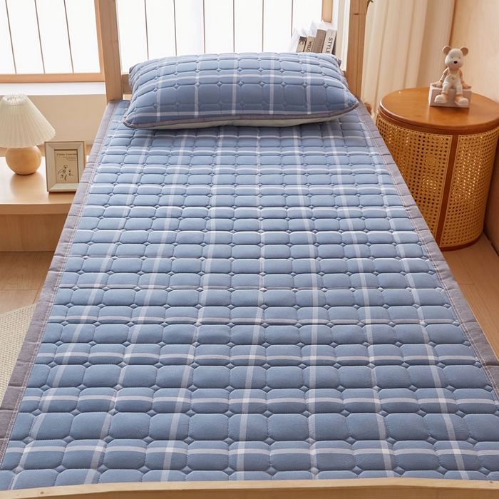 91家纺网 家纺一手货源 找家纺 暖季家纺 2025新款A类水洗棉学生絮叠床护垫 絮叠床护垫-兰灰中格