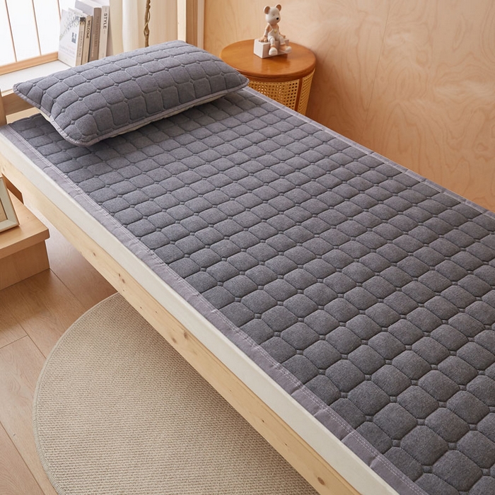 91家纺网 家纺一手货源 找家纺 暖季家纺 2025新款A类水洗棉学生絮叠床护垫 絮叠床护垫-深灰