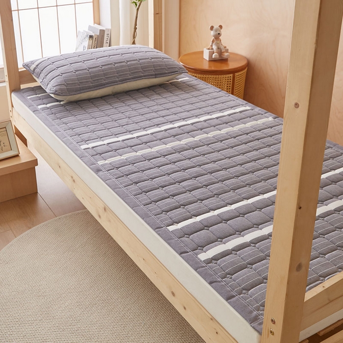 91家纺网 家纺一手货源 找家纺 暖季家纺 2025新款A类水洗棉学生絮叠床护垫 絮叠床护垫-英伦灰