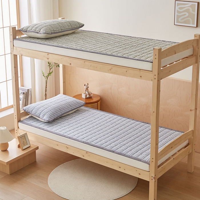 91家纺网 家纺一手货源 找家纺 暖季家纺 2025新款A类水洗棉学生絮叠床护垫 絮叠床护垫-蓝小格