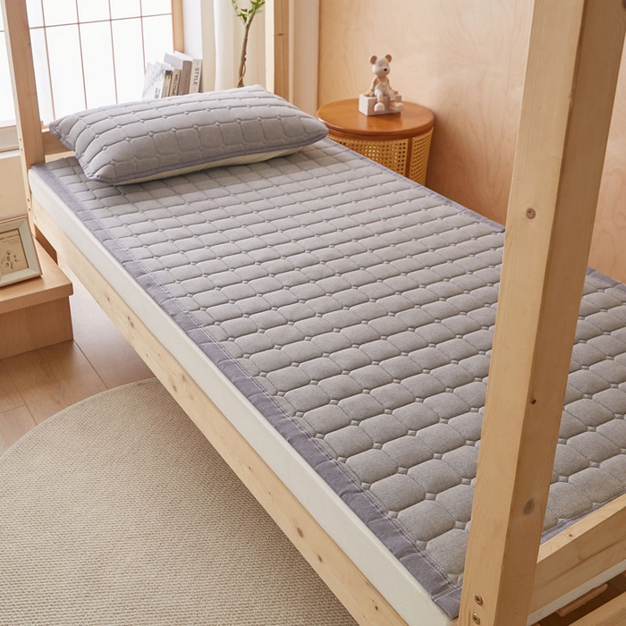 91家纺网 家纺一手货源 找家纺 暖季家纺 2025新款A类水洗棉学生絮叠床护垫 絮叠床护垫-灰