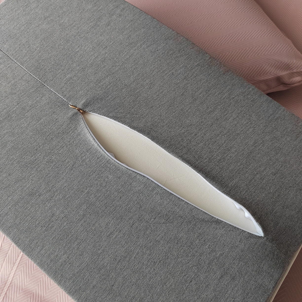 91家纺网 家纺一手货源 找家纺 （总）芯丝路枕业 2025新款全棉针织零压力慢回弹波浪型护颈枕