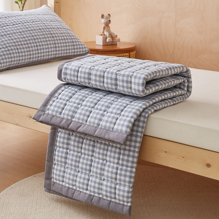 91家纺网 家纺一手货源 找家纺 暖季家纺 2025新款A类水洗棉学生絮叠床护垫 絮叠床护垫-蓝小格