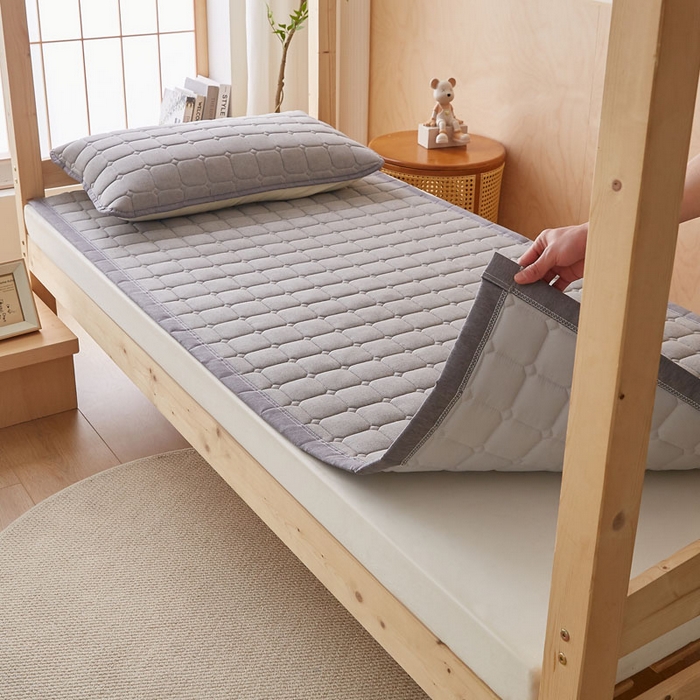 91家纺网 家纺一手货源 找家纺 暖季家纺 2025新款A类水洗棉学生絮叠床护垫 絮叠床护垫-灰