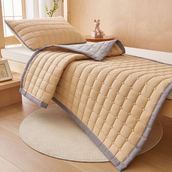 91家纺网 家纺一手货源 找家纺 暖季家纺 2025新款A类水洗棉学生絮叠床护垫 絮叠床护垫-卡其