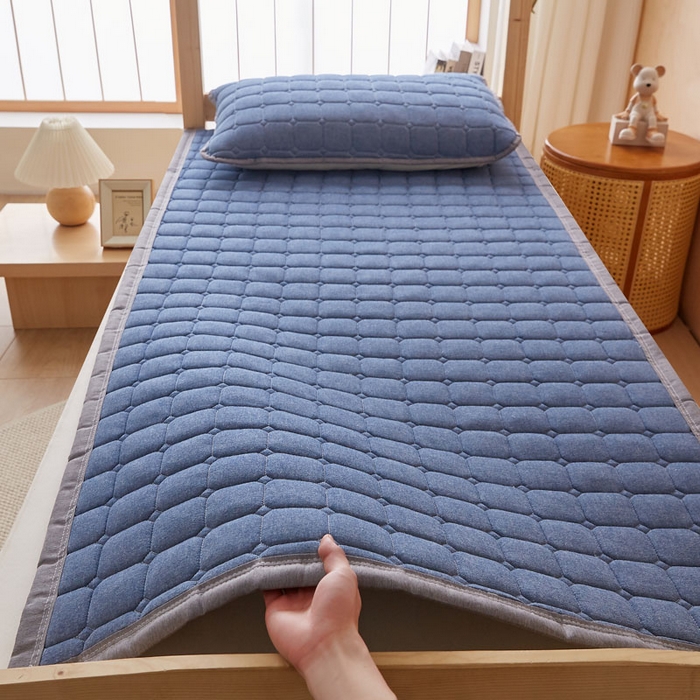 91家纺网 家纺一手货源 找家纺 暖季家纺 2025新款A类水洗棉学生絮叠床护垫 絮叠床护垫-蓝