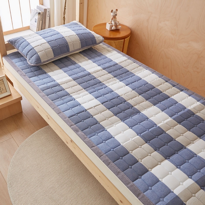 91家纺网 家纺一手货源 找家纺 暖季家纺 2025新款A类水洗棉学生絮叠床护垫 絮叠床护垫-蓝大格