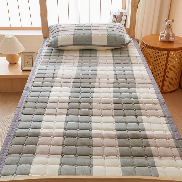 91家纺网 家纺一手货源 找家纺 暖季家纺 2025新款A类水洗棉学生絮叠床护垫 絮叠床护垫-绿大格