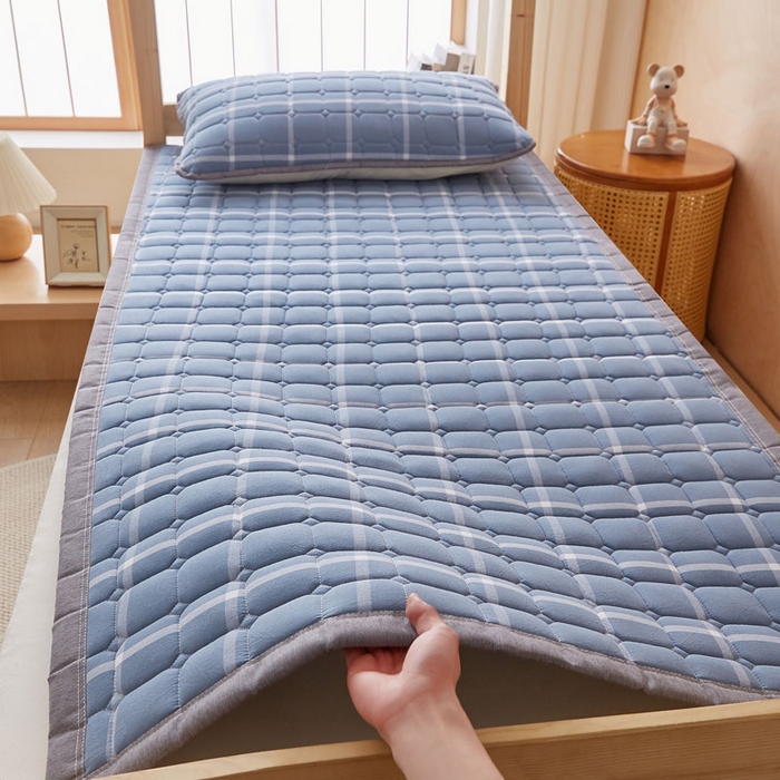 91家纺网 家纺一手货源 找家纺 暖季家纺 2025新款A类水洗棉学生絮叠床护垫 絮叠床护垫-兰灰中格