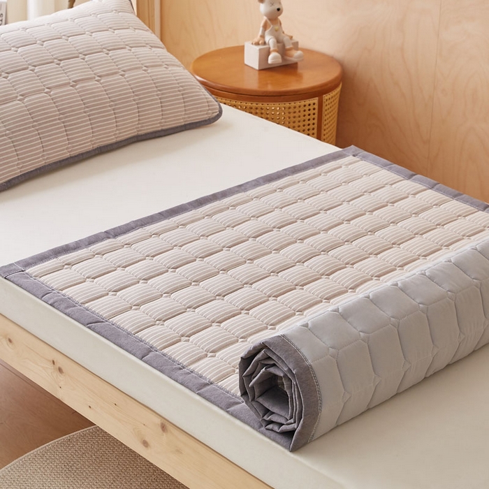 91家纺网 家纺一手货源 找家纺 暖季家纺 2025新款A类水洗棉学生絮叠床护垫 絮叠床护垫-咖细条