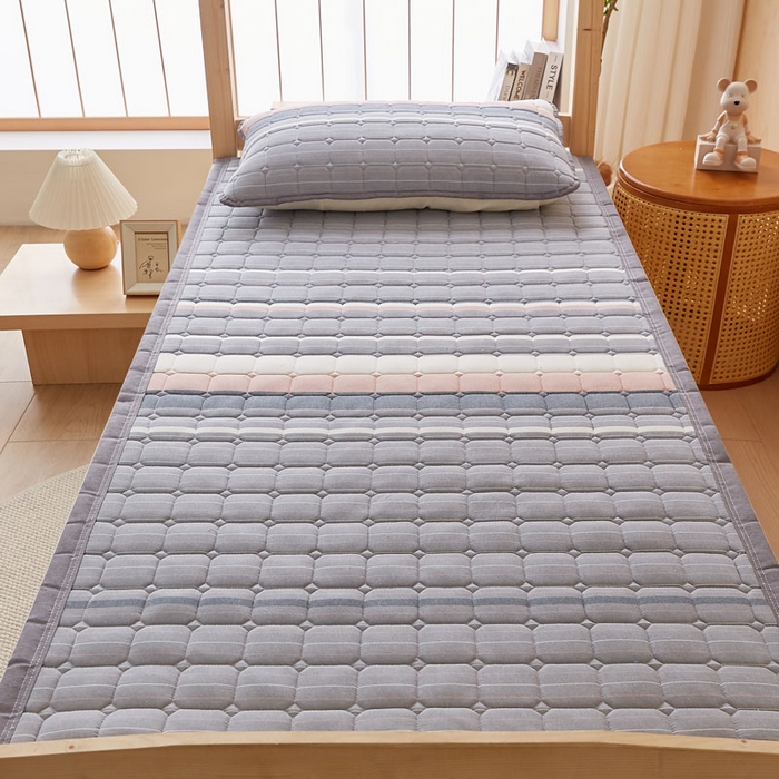 91家纺网 家纺一手货源 找家纺 暖季家纺 2025新款A类水洗棉学生絮叠床护垫 絮叠床护垫-马里奥灰