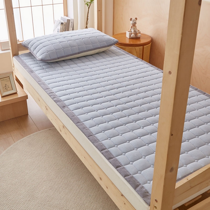 91家纺网 家纺一手货源 找家纺 暖季家纺 2025新款A类水洗棉学生絮叠床护垫 絮叠床护垫-浅灰