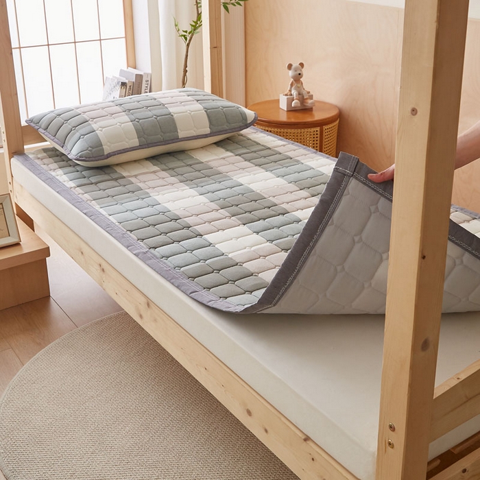 91家纺网 家纺一手货源 找家纺 暖季家纺 2025新款A类水洗棉学生絮叠床护垫 絮叠床护垫-绿大格