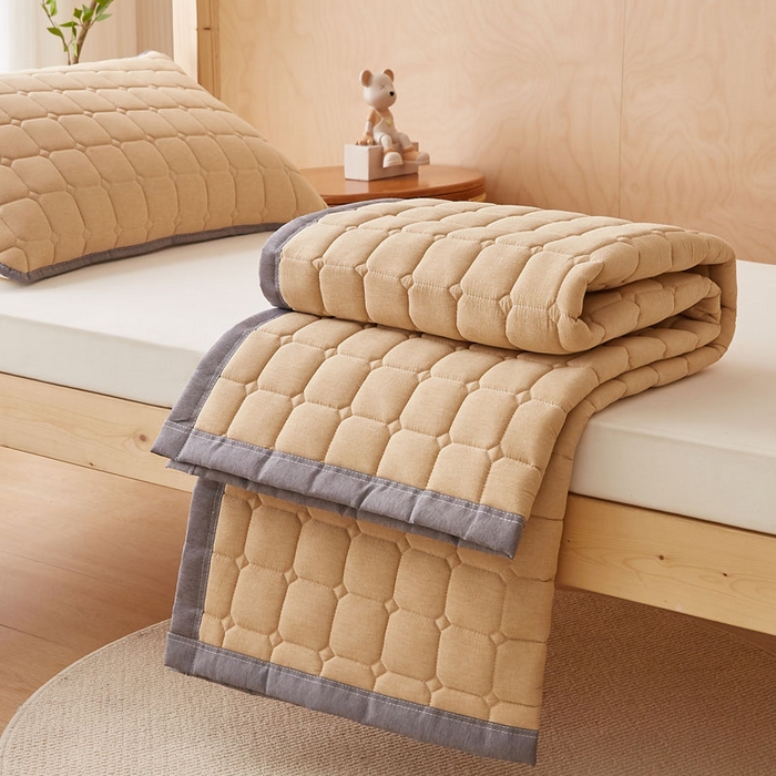 91家纺网 家纺一手货源 找家纺 暖季家纺 2025新款A类水洗棉学生絮叠床护垫 絮叠床护垫-卡其