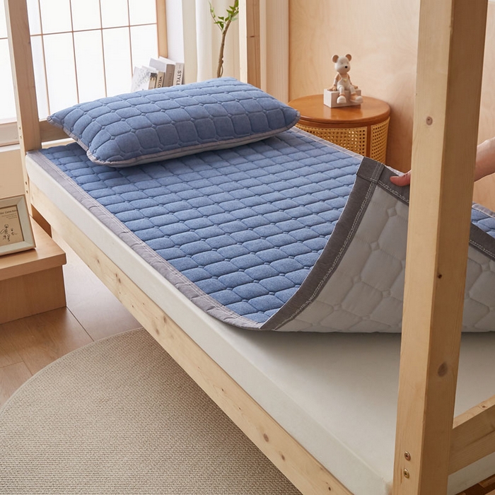 91家纺网 家纺一手货源 找家纺 暖季家纺 2025新款A类水洗棉学生絮叠床护垫 絮叠床护垫-蓝