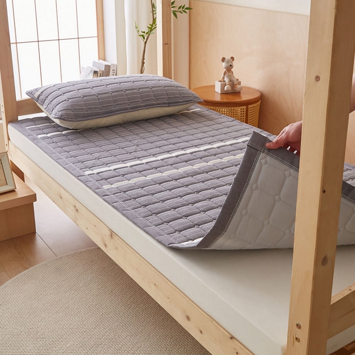 91家纺网 家纺一手货源 找家纺 暖季家纺 2025新款A类水洗棉学生絮叠床护垫 絮叠床护垫-英伦灰