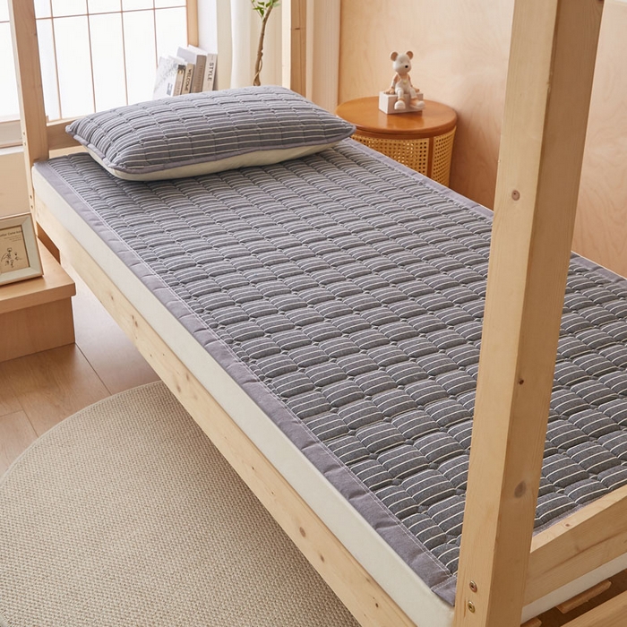 91家纺网 家纺一手货源 找家纺 暖季家纺 2025新款A类水洗棉学生絮叠床护垫 絮叠床护垫-灰细条