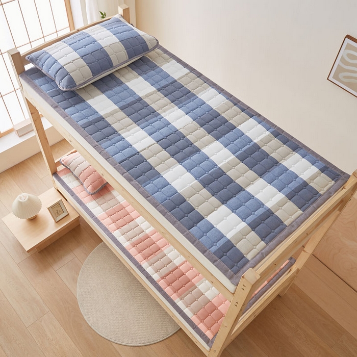 91家纺网 家纺一手货源 找家纺 暖季家纺 2025新款A类水洗棉学生絮叠床护垫 絮叠床护垫-蓝大格