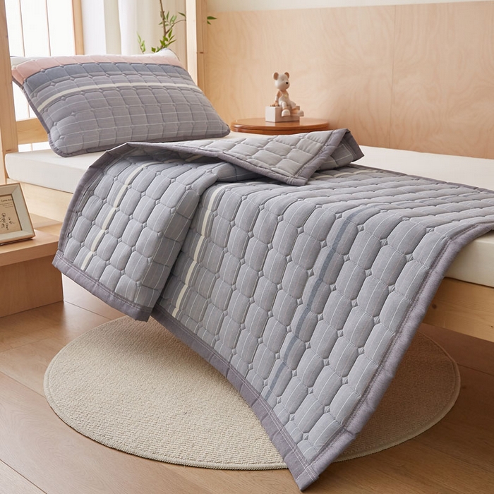 91家纺网 家纺一手货源 找家纺 暖季家纺 2025新款A类水洗棉学生絮叠床护垫 絮叠床护垫-马里奥灰