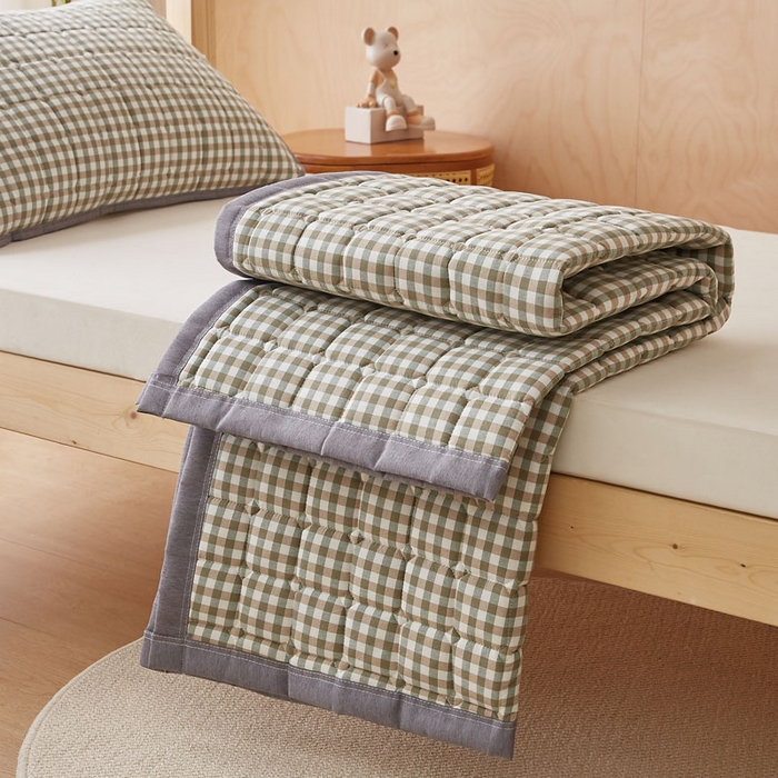 91家纺网 家纺一手货源 找家纺 暖季家纺 2025新款A类水洗棉学生絮叠床护垫 絮叠床护垫-绿小格