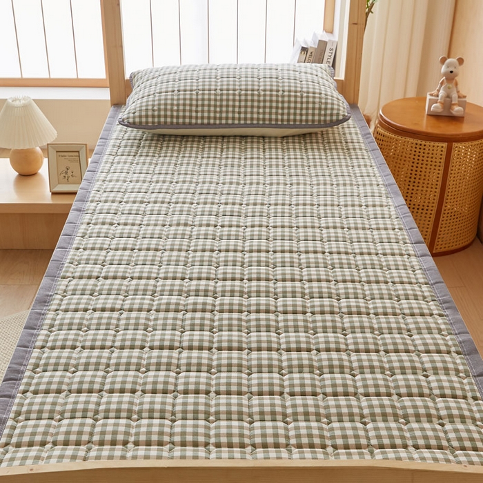 91家纺网 家纺一手货源 找家纺 暖季家纺 2025新款A类水洗棉学生絮叠床护垫 絮叠床护垫-绿小格