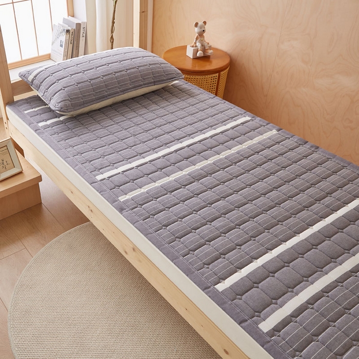 91家纺网 家纺一手货源 找家纺 暖季家纺 2025新款A类水洗棉学生絮叠床护垫 絮叠床护垫-英伦灰