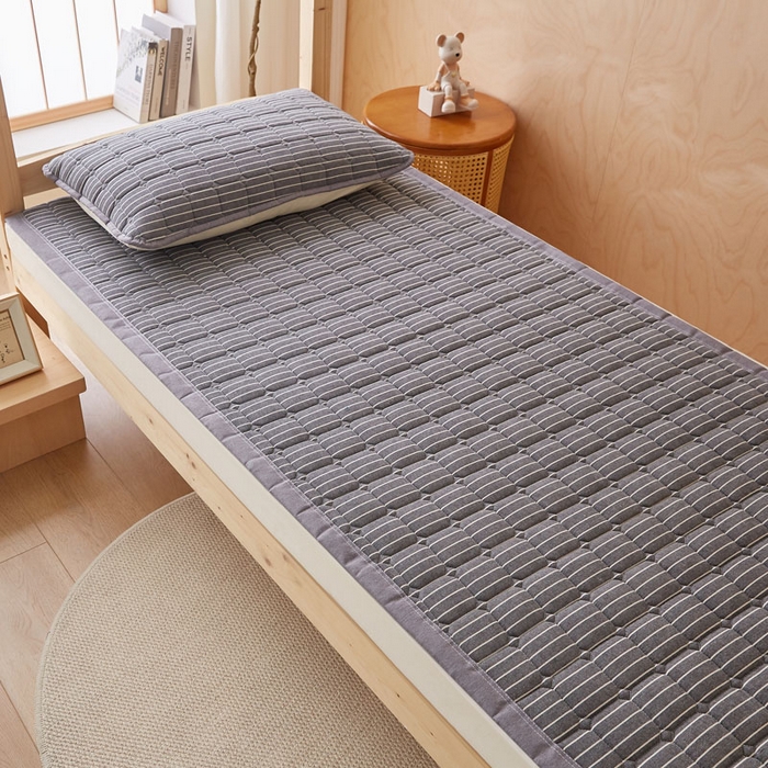 91家纺网 家纺一手货源 找家纺 暖季家纺 2025新款A类水洗棉学生絮叠床护垫 絮叠床护垫-灰细条