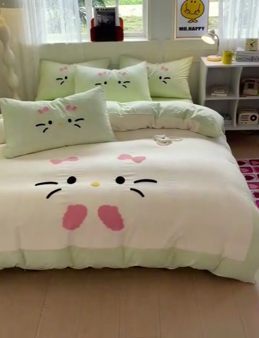 91家纺网 家纺一手货源 找家纺 富米莱（原臻工厂） 2025新款云朵棉水洗棉毛巾绣拼角工艺四件套 快乐猫咪-绿格