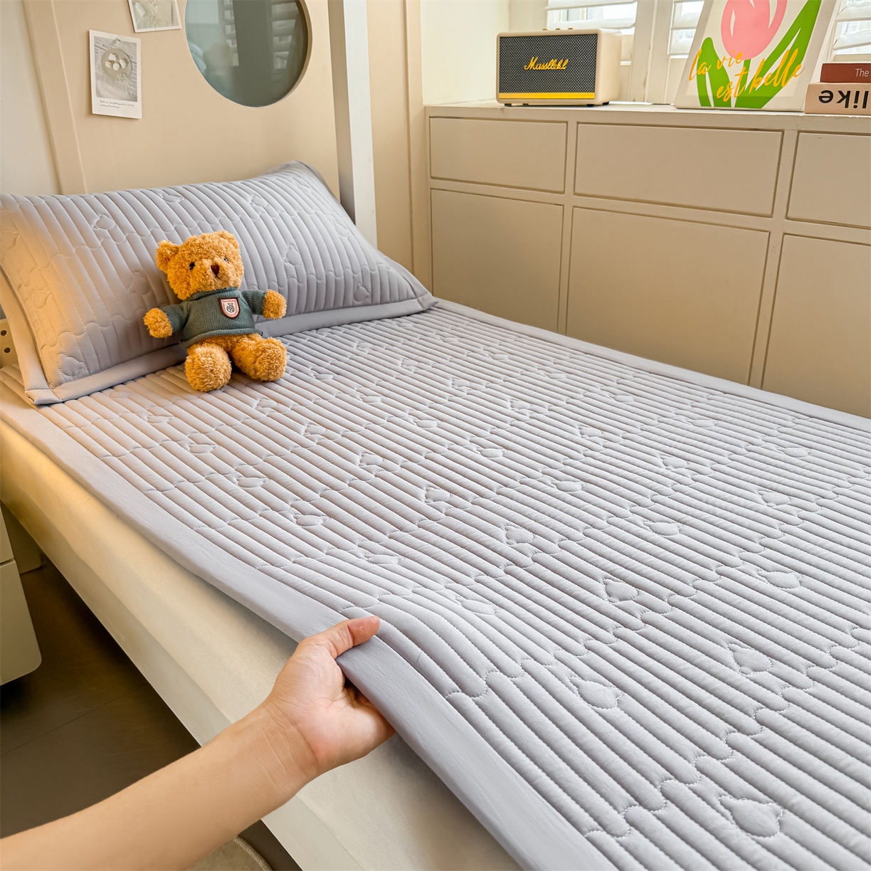 91家纺网 家纺一手货源 找家纺 雯豆家纺 2025新款学生宿舍夹棉床褥薄垫子上下铺床单人床护垫 爱心熊-床褥款暮云灰