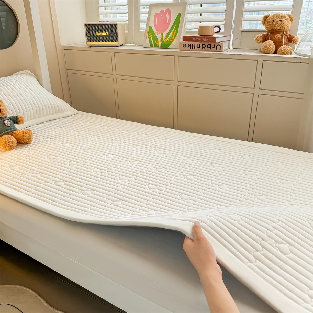 91家纺网 家纺一手货源 找家纺 雯豆家纺 2025新款学生宿舍夹棉床褥薄垫子上下铺床单人床护垫 爱心熊-床褥款月光白