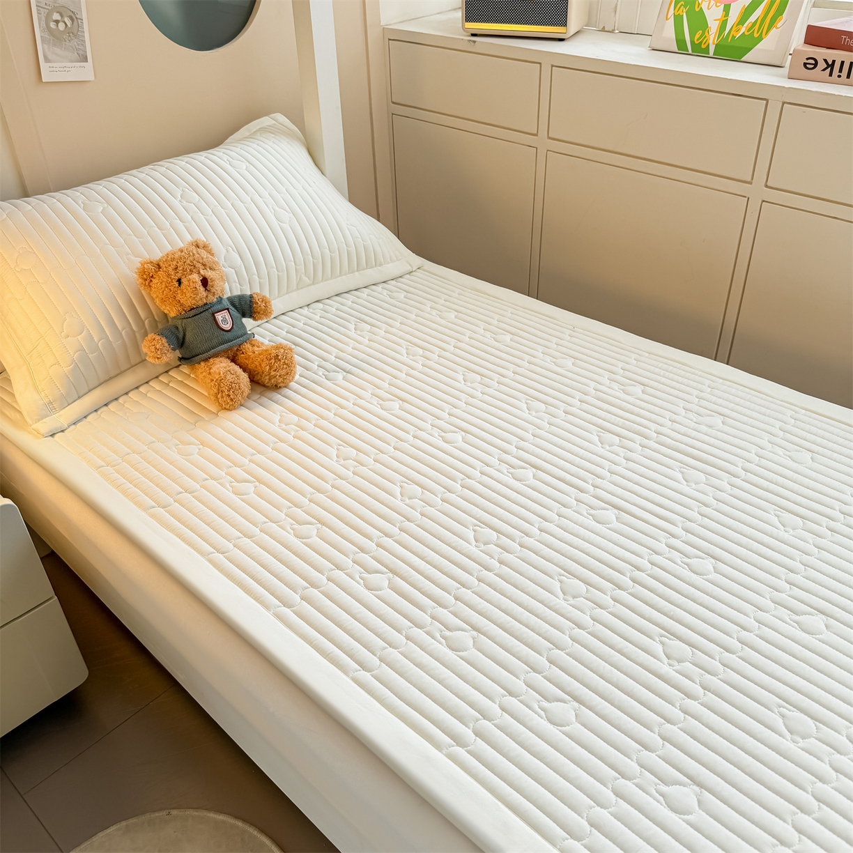 91家纺网 家纺一手货源 找家纺 雯豆家纺 2025新款学生宿舍夹棉床褥薄垫子上下铺床单人床护垫 爱心熊-床褥款月光白