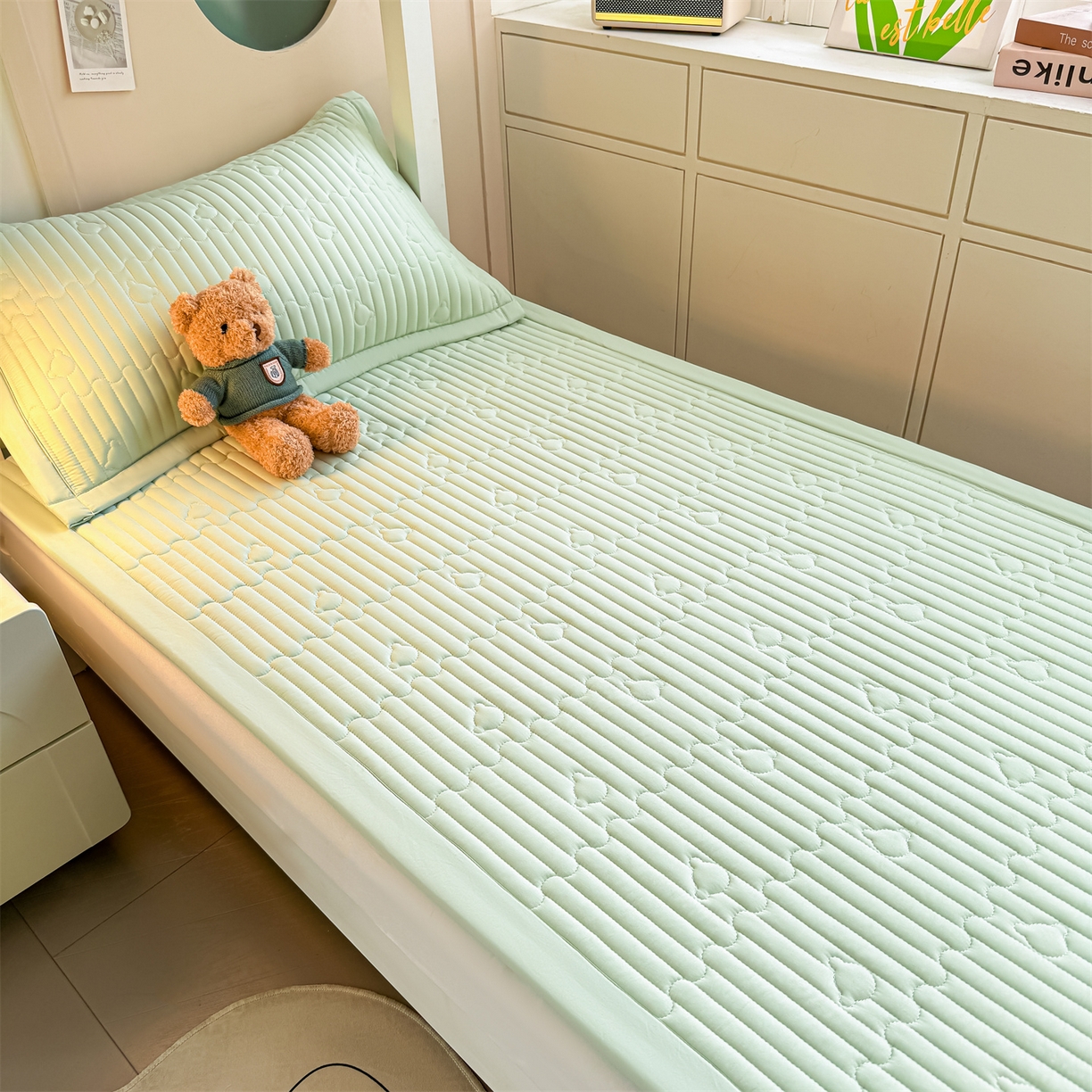 91家纺网 家纺一手货源 找家纺 雯豆家纺 2025新款学生宿舍夹棉床褥薄垫子上下铺床单人床护垫 爱心熊-床褥款清雅绿