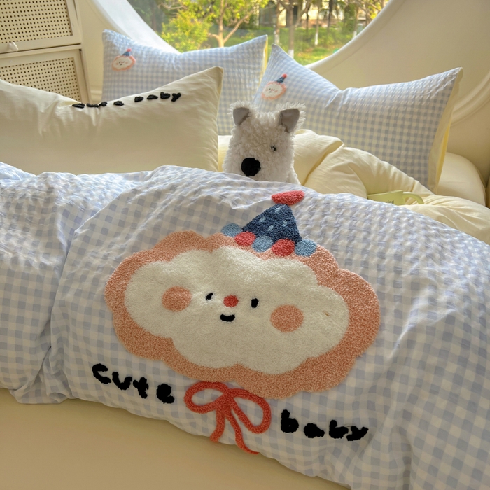 91家纺网 家纺一手货源 找家纺 百寐 2025新款亲肤柔软水洗棉卡通可爱学生季宿舍床三四件套非全棉毛巾绣 蓝格云朵