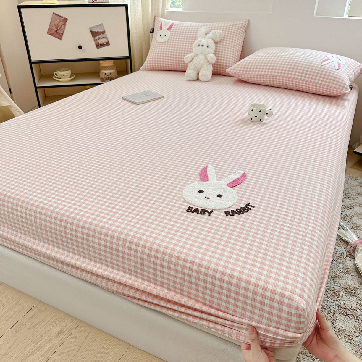 91家纺网 家纺一手货源 找家纺 乐美家纺 2025秋冬新款全棉色织水洗棉床笠三件套系列 甜甜兔