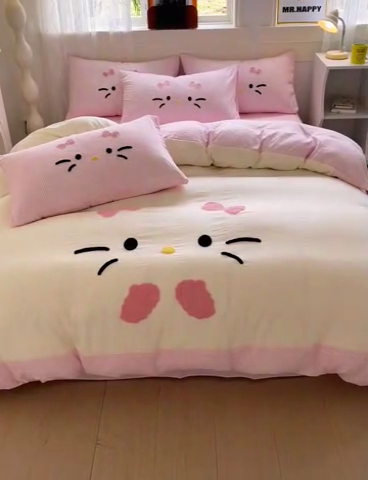 91家纺网 家纺一手货源 找家纺 富米莱（原臻工厂） 2025新款云朵棉水洗棉毛巾绣拼角工艺四件套 快乐猫咪-粉格