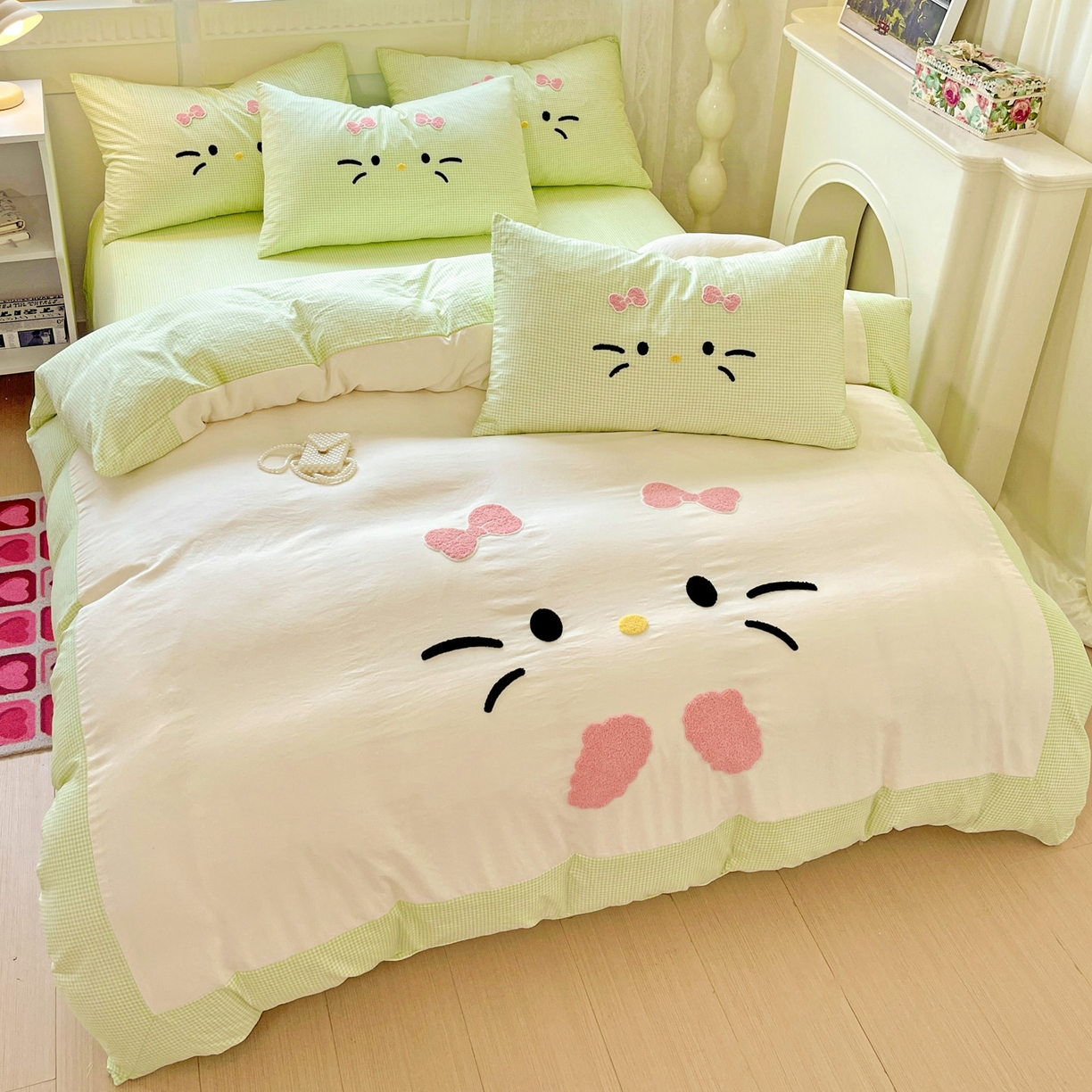 91家纺网 家纺一手货源 找家纺 富米莱（原臻工厂） 2025新款云朵棉水洗棉毛巾绣拼角工艺四件套 快乐猫咪-绿格