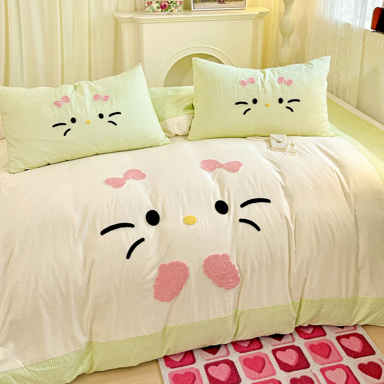 91家纺网 家纺一手货源 找家纺 富米莱（原臻工厂） 2025新款云朵棉水洗棉毛巾绣拼角工艺四件套 快乐猫咪-绿格