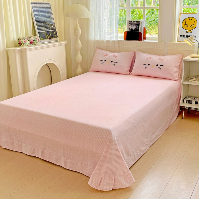 91家纺网 家纺一手货源 找家纺 富米莱（原臻工厂） 2025新款云朵棉水洗棉毛巾绣拼角工艺四件套 快乐猫咪-粉格