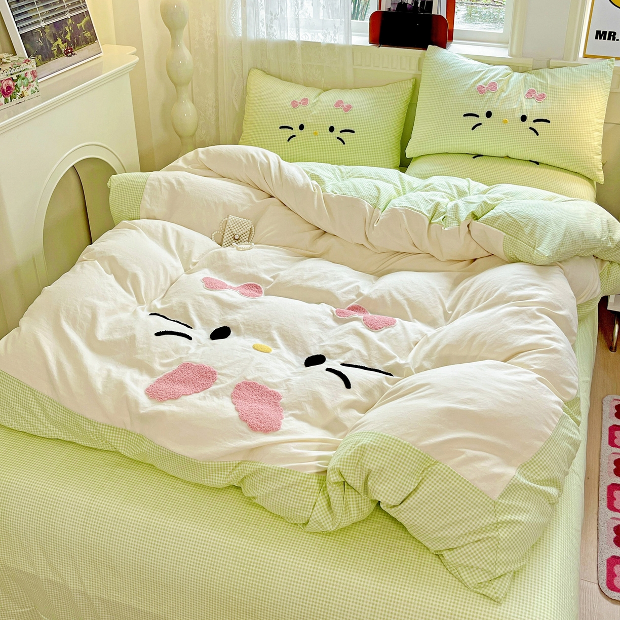 91家纺网 家纺一手货源 找家纺 富米莱（原臻工厂） 2025新款云朵棉水洗棉毛巾绣拼角工艺四件套 快乐猫咪-绿格