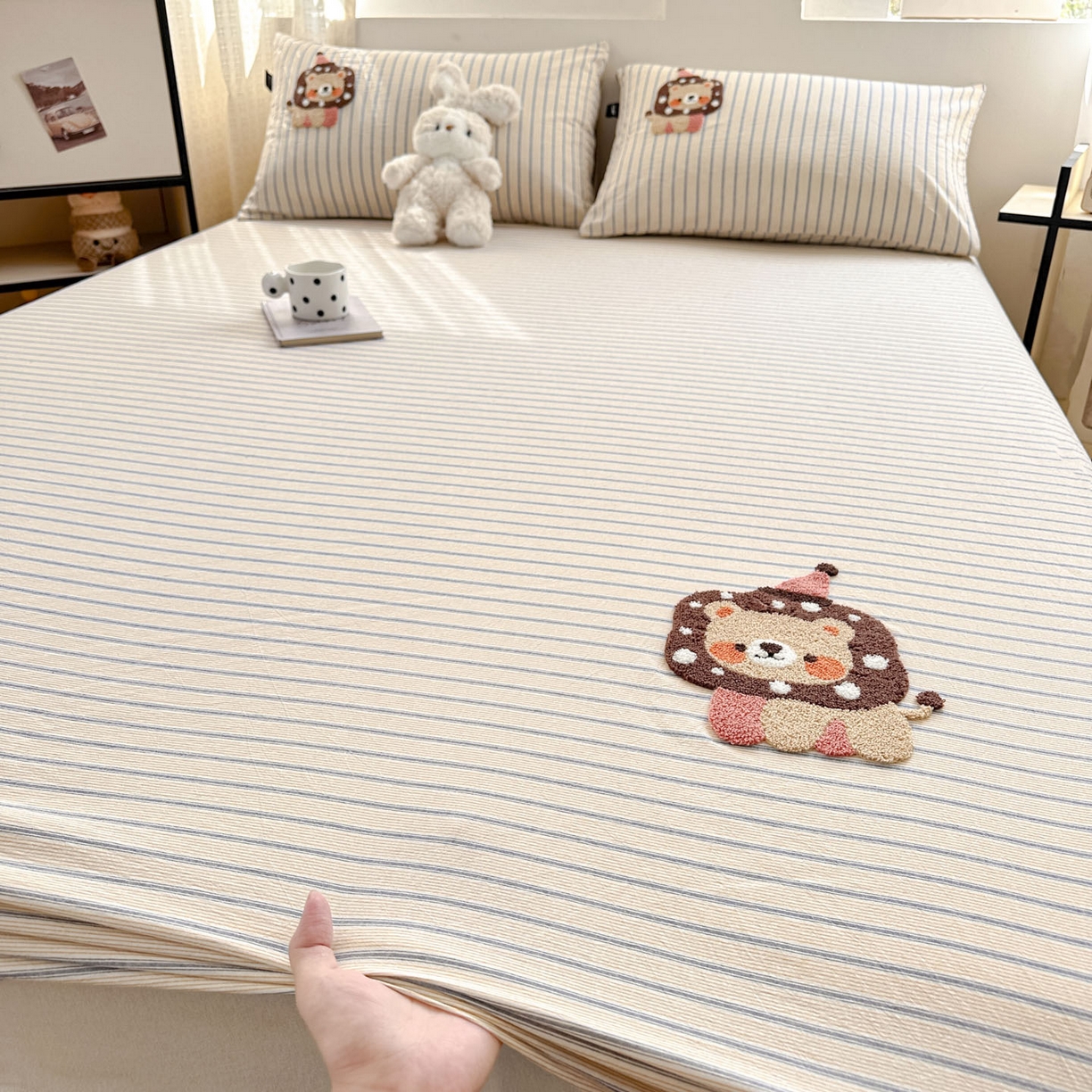 91家纺网 家纺一手货源 找家纺 乐美家纺 2025秋冬新款全棉色织水洗棉床笠三件套系列 奶萌狮