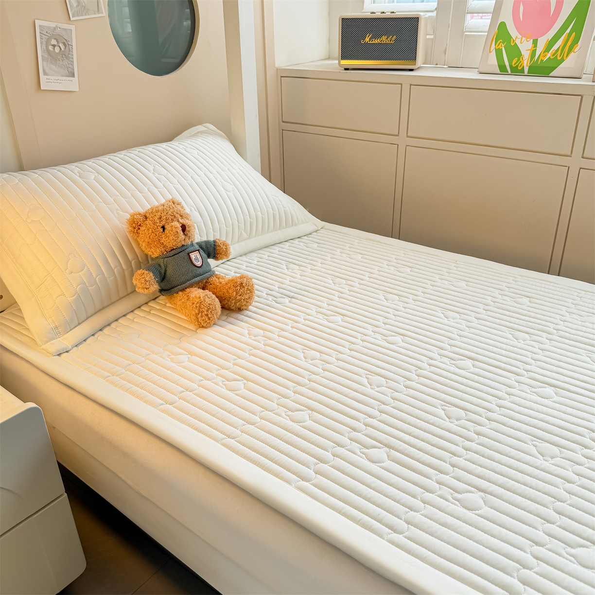 91家纺网 家纺一手货源 找家纺 雯豆家纺 2025新款学生宿舍夹棉床褥薄垫子上下铺床单人床护垫 爱心熊-床褥款月光白