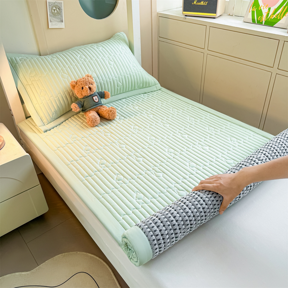 91家纺网 家纺一手货源 找家纺 雯豆家纺 2025新款学生宿舍夹棉床褥薄垫子上下铺床单人床护垫 爱心熊-床褥款清雅绿