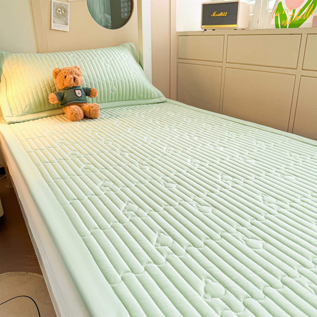 91家纺网 家纺一手货源 找家纺 雯豆家纺 2025新款学生宿舍夹棉床褥薄垫子上下铺床单人床护垫 爱心熊-床褥款清雅绿