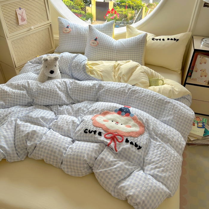 91家纺网 家纺一手货源 找家纺 百寐 2025新款亲肤柔软水洗棉卡通可爱学生季宿舍床三四件套非全棉毛巾绣 蓝格云朵