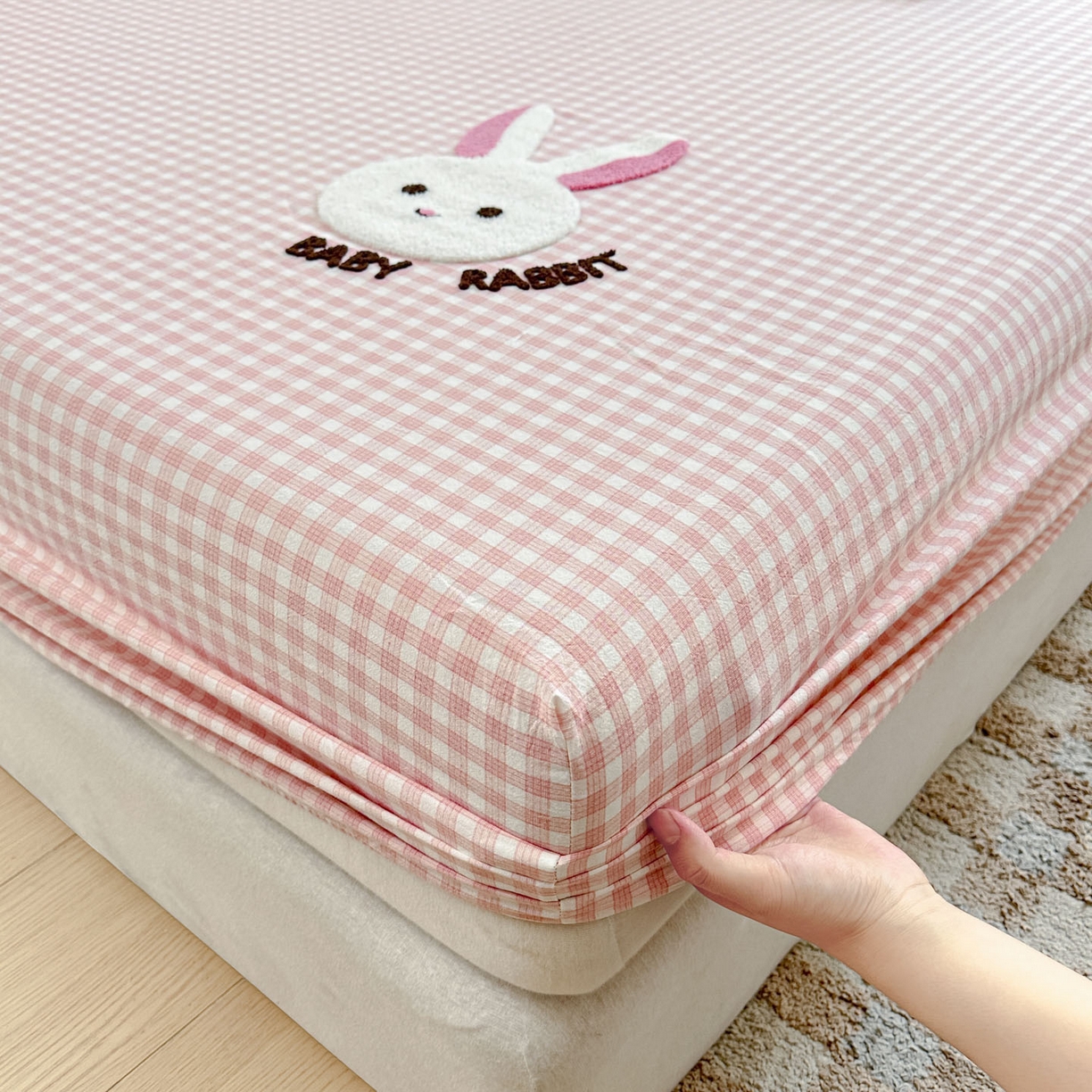 91家纺网 家纺一手货源 找家纺 乐美家纺 2025秋冬新款全棉色织水洗棉床笠三件套系列 甜甜兔