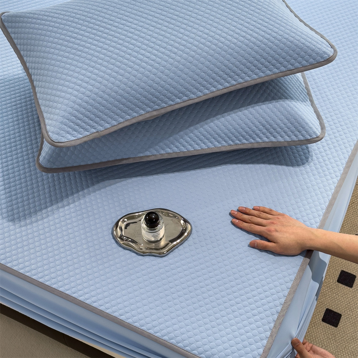 91家纺网 家纺一手货源 找家纺 乐家欣 2025新款A类5A抗菌级针织豆豆床笠系列 豆豆床笠-宾利蓝