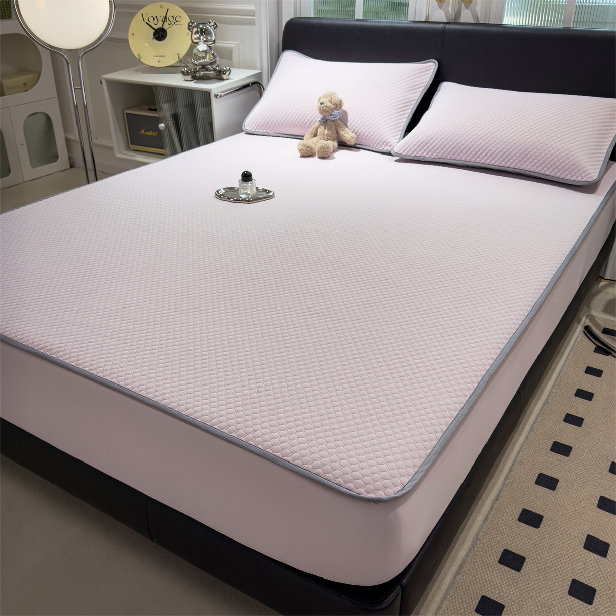 91家纺网 家纺一手货源 找家纺 乐家欣 2025新款A类5A抗菌级针织豆豆床笠系列 豆豆床笠-蜜桃粉